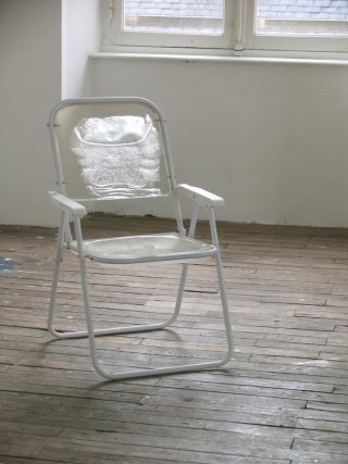 Claire Deleurme, Moments suspendus : La chaise, Résine à inclusion et acrylique, armature métallique, 2004