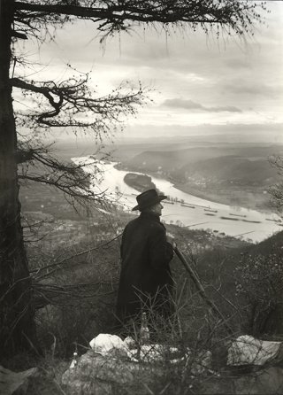 August Sander, August Sander dans le Siebengebirge, vers 1941 © Die Photographische Sammlung / SK Stiftung Kultur à August Sander Archiv, Köln ; Adagp, Paris, 2016