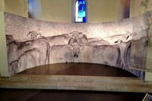 La matérialité de l’animal est présente sous la forme d’un troupeau de bovins exposé en négatif pour une fresque photographique occupant tout le fond du chœur de l’église.