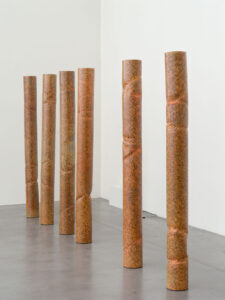 Capucine VEVER, Ducs d'Alvaaa, 2024, argile émaillé et limon de la Garonne, 6 sculptures, 210 x 20 x 20 cm chacune © Capucine Vever, ADAGP Paris 2025 – Frac Poitou-Charentes – Photo : Aurélien Mole