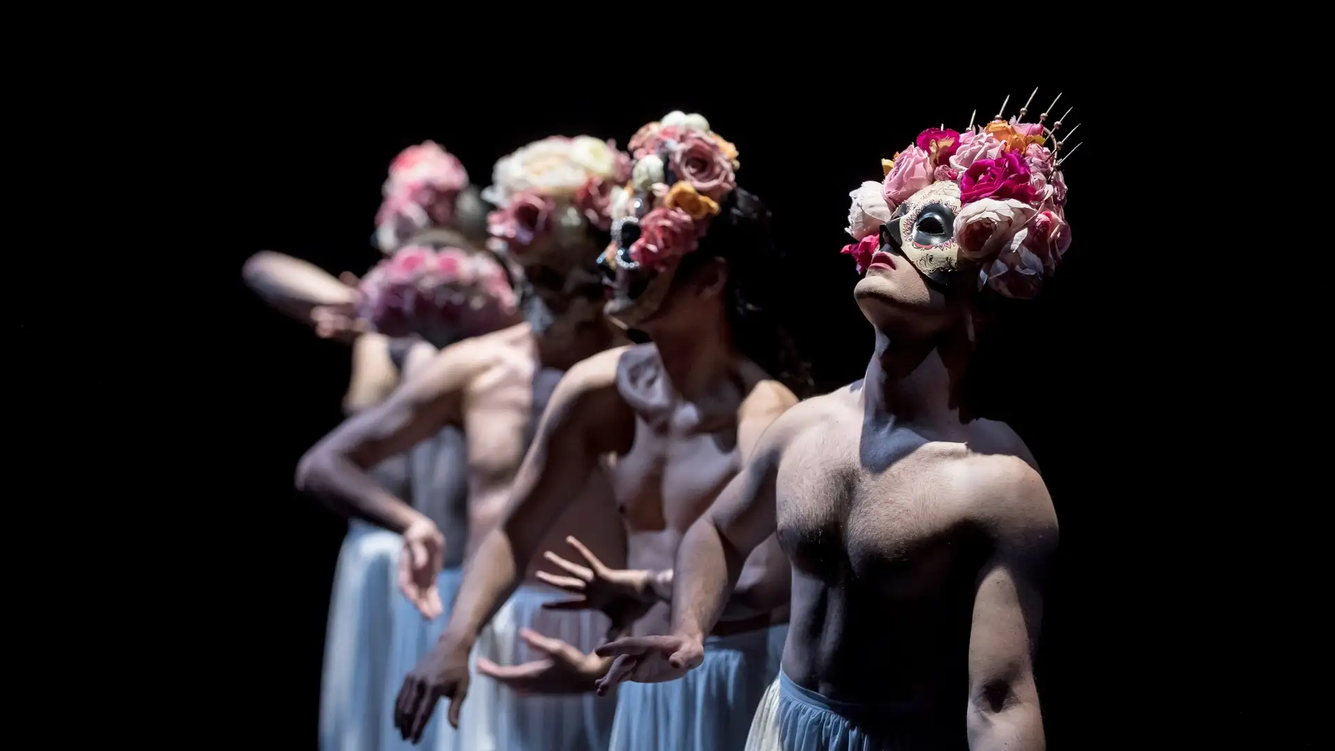 Une statuaire binaire se performe Sous les fleurs de Thomas Lebrun 