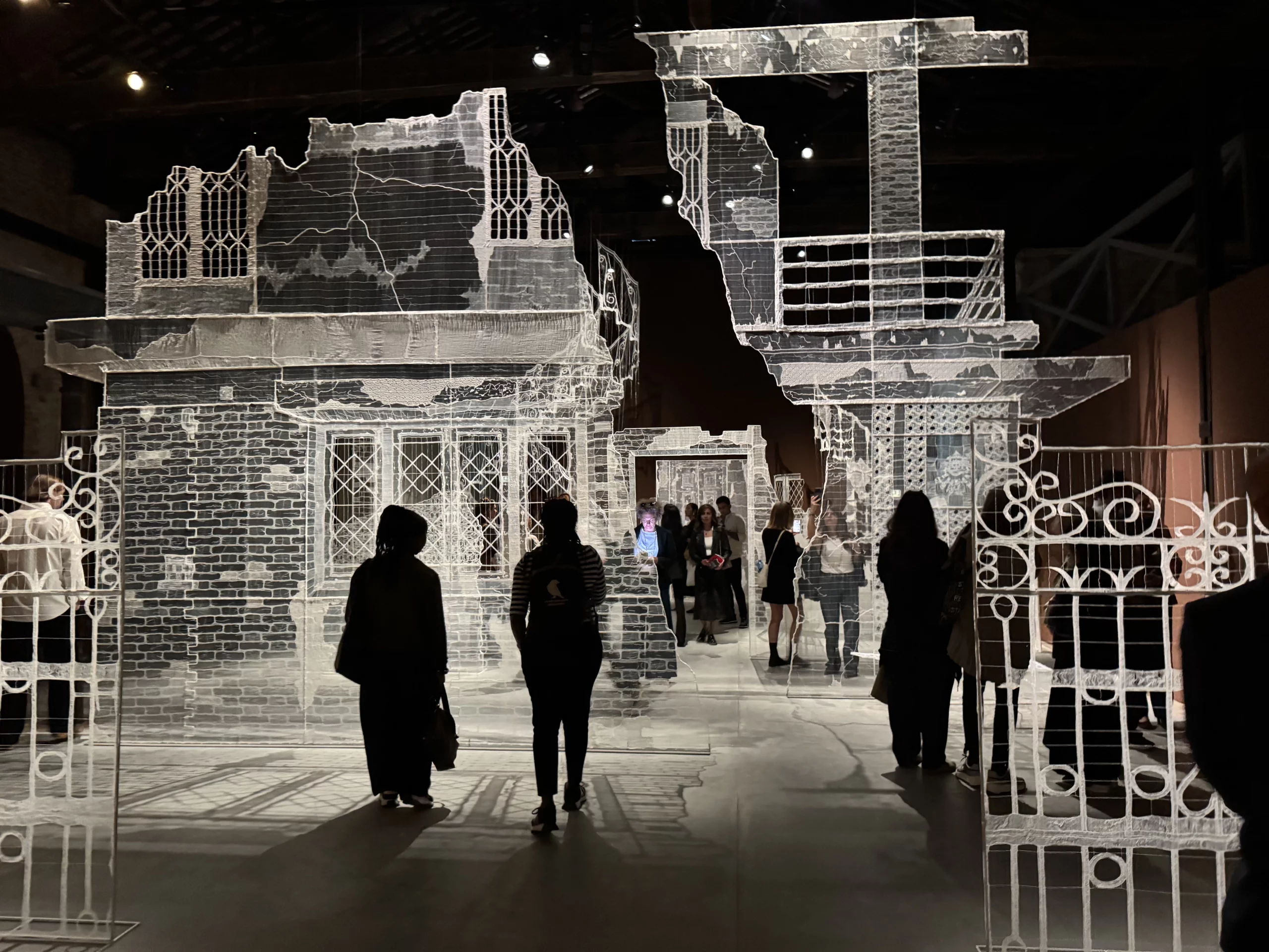 La Biennale de Venise au féminin : entre mémoire, corps et résistances