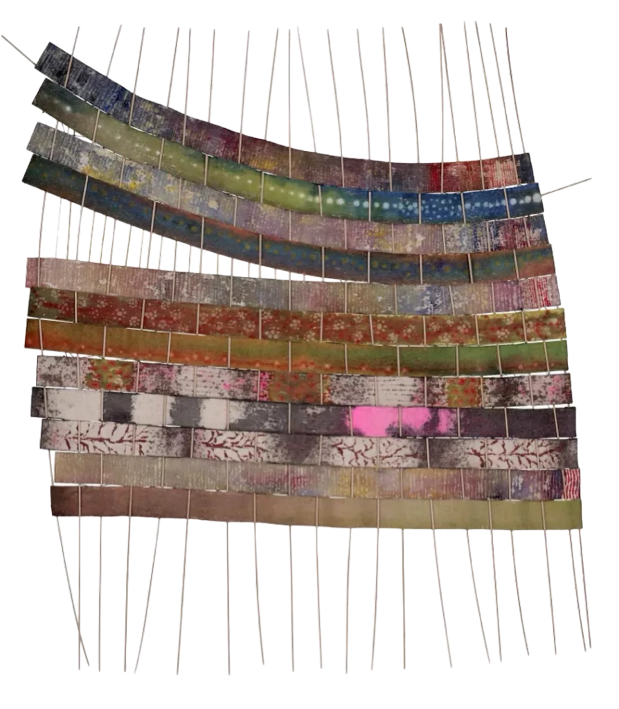Fibers d’Appartenance n° 1 (Tal Waldman 2025) Crédit photo : Galerie Qurt
Laine peinte à la main, tissage et baguettes de bois. 104 × 86 cm. Entre tissage et peinture, Fibers d’Appartenance n° 1 explore la notion de « chez-soi » à travers l’expérience de la migration et de la double appartenance. La couleur est intégrée à la fibre, brouillant la frontière entre surface picturale et matière textile.
Les bandes de laine peintes, soutenues par des tiges de bois et traversées de failles, évoquent à la fois l’ancrage, le déplacement et la transformation de l’identité. L’œuvre s’inscrit dans sa réflexion sur la mémoire, le féminin et les territoires intérieurs.