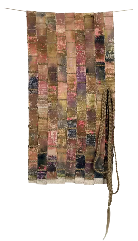 Fibers d’Appartenance n° 2 (Tal Waldman 2025) Crédit photo : Galerie Qurt
Laine peinte à la main, tissée avec des cheveux, 87 × 47 cm. Entre peinture et tissage, cheveux et laine s’entrelacent dans un geste intime et ancestral. L’œuvre évoque un double ancrage – entre pays d’origine et pays d’adoption – où identité, mémoire et transformation se tissent entre l’intime et le collectif.