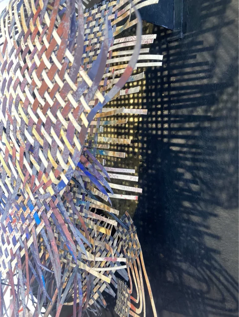 Temples (Tal Waldman 2025), Galerie Cécile Dufay.
n° 1, n° 2, n° 3. Dimensions du n° 1 : 62 x 40 x 15 cm. Dimensions du n° 2 : 40 x 45 x 15 cm, dimensions du n° 3 : 40 x 40 x 34 cm. Papier coloré tissé, encre, acrylique et feuille d’or. Dimensions variables. Cette série de sculptures chamaniques offre une perspective rituelle et symbolique intégrant des références culturelles et s’inspire de l’ouvrage initiatique de René Daumal, Le Mont Analogue, une allégorie des forces de l’ombre et de la lumière dans notre existence.