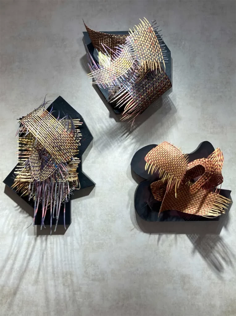 Temples (Tal Waldman 2025), Galerie Cécile Dufay.
n° 1, n° 2, n° 3. Dimensions du n° 1 : 62 x 40 x 15 cm. Dimensions du n° 2 : 40 x 45 x 15 cm, dimensions du n° 3 : 40 x 40 x 34 cm. Papier coloré tissé, encre, acrylique et feuille d’or. Dimensions variables. Cette série de sculptures chamaniques offre une perspective rituelle et symbolique intégrant des références culturelles et s’inspire de l’ouvrage initiatique de René Daumal, Le Mont Analogue, une allégorie des forces de l’ombre et de la lumière dans notre existence.